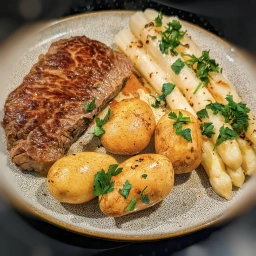 White Asparagus with Beef Sirloin and Potatoes