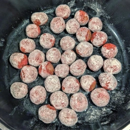 Dusted meatballs in the pan