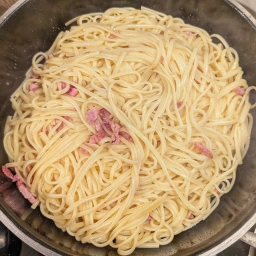 spaghetti mixed with bacon
