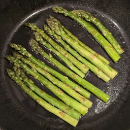 Fry the green asparagus