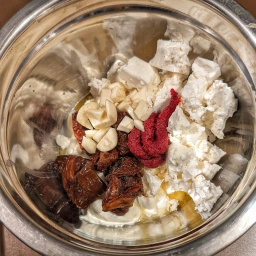 Zutaten: Feta, yoghurt, tomato paste, sun-dried tomatoes, garlic