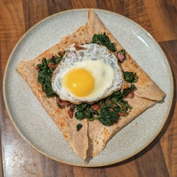 Buchweizen-Galette mit Käse, Spinat, Speck und Spiegelei