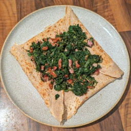 Buchweizen-Galette mit Käse, Spinat und Speck