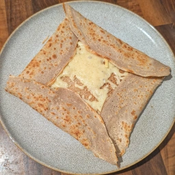 Gefaltetes Buchweizen-Galette mit Käse