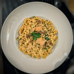 Pasta with sliced chicken, chanterelles and green pepper in a cream sauce.