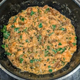Chicken breast pieces with onions, garlic, chanterelles, cream, green pepper and parsley