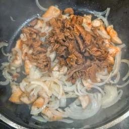 Chicken breast pieces with onions, garlic and chanterelles