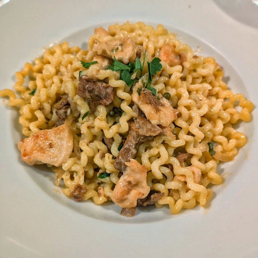 Pasta with Sliced Chicken, Chanterelles and Green Pepper