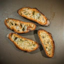geröstetes Baguette mit Knoblauch eingerieben