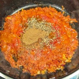 Curry sauce with fenugreek leaves and ground cumin