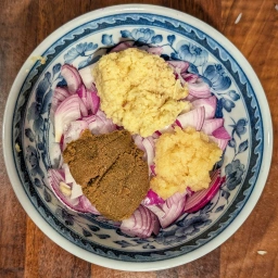Ingredients: onion, garlic, ginger and green curry paste