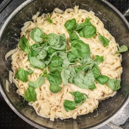 Tagliatelle mit Basilikumblättern