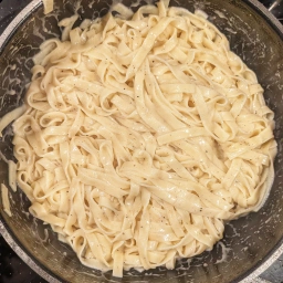 Tagliatelle mit der Sauce vermischen
