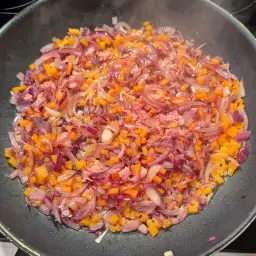 Karotten und Zwiebeln in der Pfanne angeschwitzt