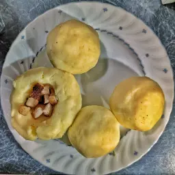 Knödel erhalten einen Kern aus gerösteten Toastbrot-Würfeln