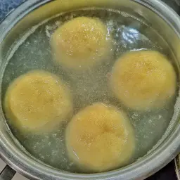 Knödel sind fertig und schwimmen oben