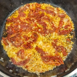 Zwiebeln, Knoblauch, Tomatenmark und getrocknete Tomaten