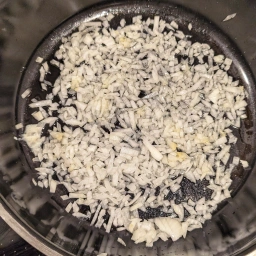 Zwiebeln und Knoblauch anschwitzen