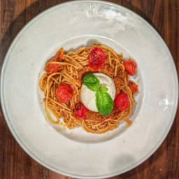 Finished dish: Spaghetti with Pesto Rosso, cherry tomatoes and Burrata