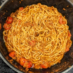 Cherry tomatoes, spaghetti and Pesto Rosso