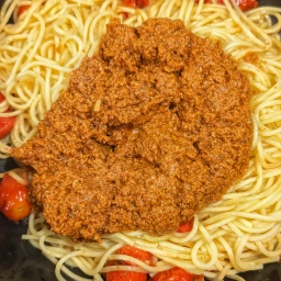 Cherry tomatoes, spaghetti and Pesto Rosso