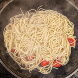 Cherry tomatoes and spaghetti