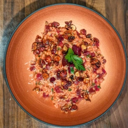 Finished dish: Risotto with beetroot and hazelnuts