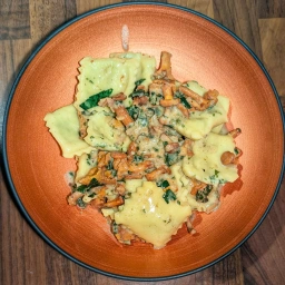 Finished dish: Ravioli with spinach-ricotta filling and fried chanterelles in a white wine and Grana Padano sauce