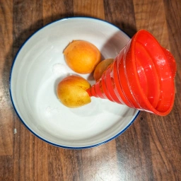 Filling the apricots with sugar