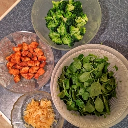 Zutaten: Hähnchenbrustfilet, Zwiebeln und Knoblauch, Brokkoli, Spinat