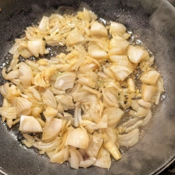 Zwiebeln und Knoblauch braten