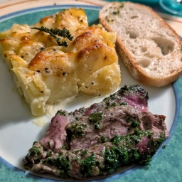 Entrecôte Chez Nous mit Kartoffelgratin und Baguette