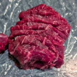 Rindfleisch in ca 1 cm dicke Scheiben geschnitten
