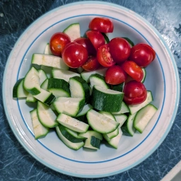Zutaten: Zucchini und Cherry-Tomaten